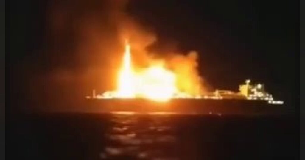 В Средиземном море после атаки БПЛА загорелся российский газовоз Arctic Metagaz.