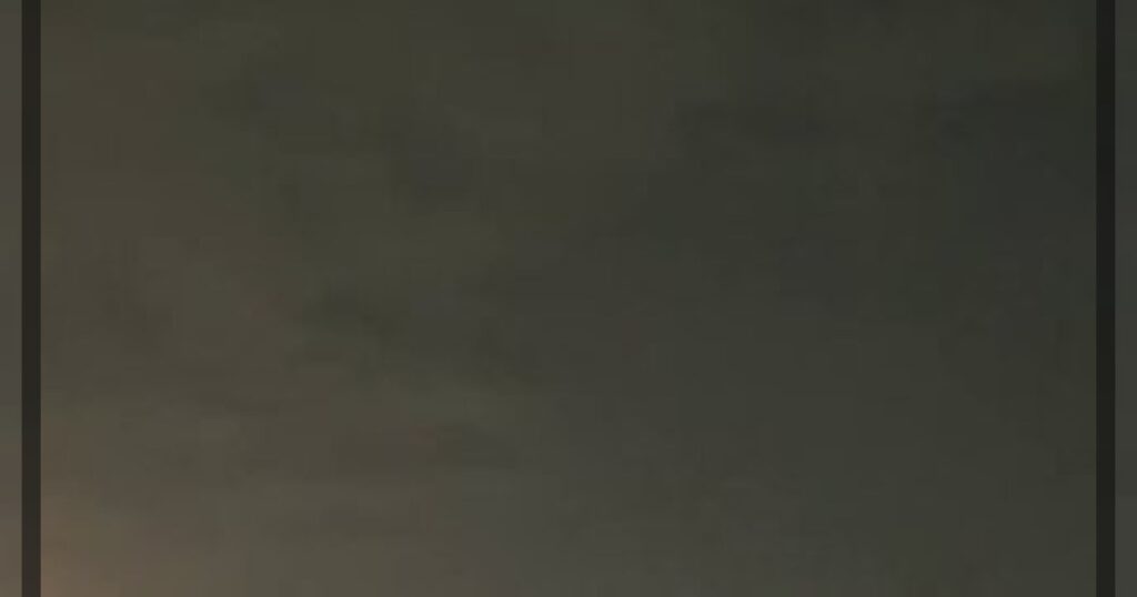 Момент атаки иранского дрона-камикадзе на консульство США в Дубае.