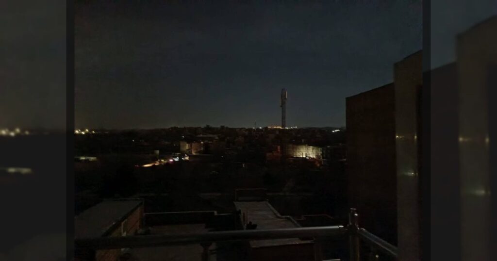 Источники BT News сообщают, что некоторое время назад по Тебризу был нанесён удар, в результате чего в ряде районов города отключилось электричество.