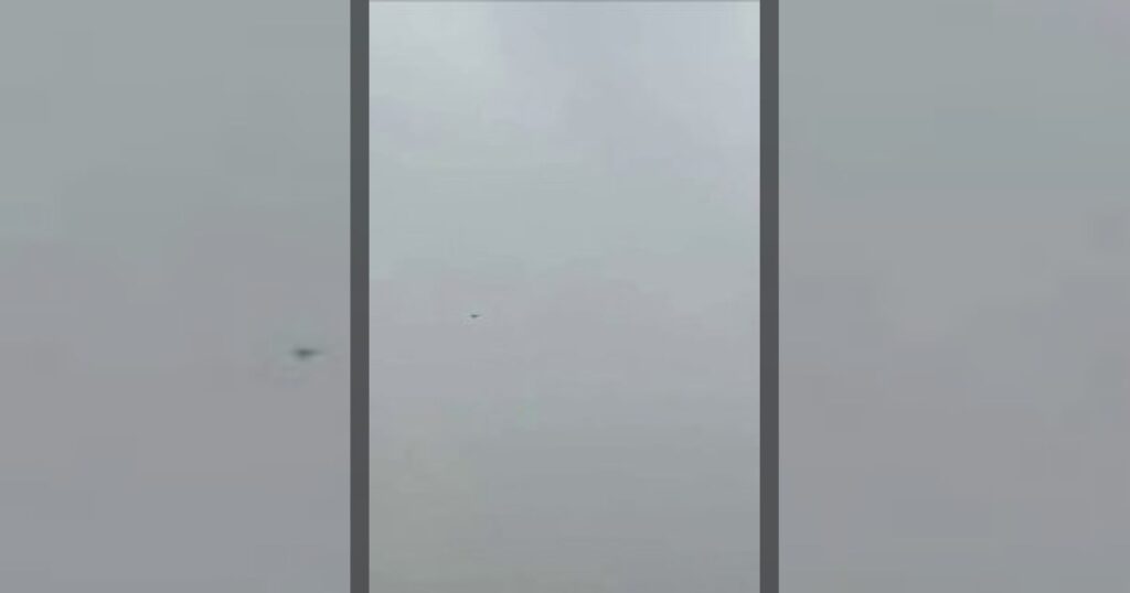 Иранские СМИ распространили кадры атаки беспилотника на американскую военную базу в районе Джуффайр в Бахрейне.