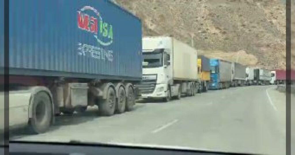 Очередь из фур растянулась на 3 км на трассе к границе Армении с Ираном.