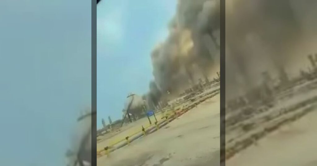 Иран нанес второй удар по крупнейшему в мире нефтяному экспортному центру Саудовской Аравии.