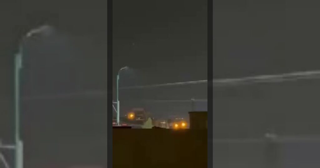 База «Аль-Гадир» Корпуса стражей исламской революции (КСИР) подвергается авиаудару на северо-западе Ирана.