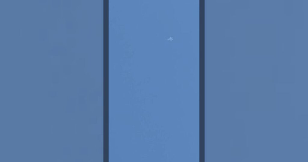 Появились кадры, на которых видно, как Як-130 падает после удара истребителя F-35.