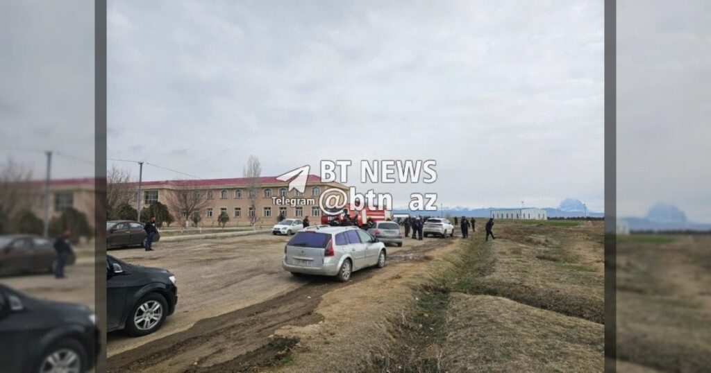 БПЛА, вылетевшие с территории Ирана, упали и взорвались у здания аэропорта, а также вблизи полной средней школы в селе Шекерабад Бабекского района.