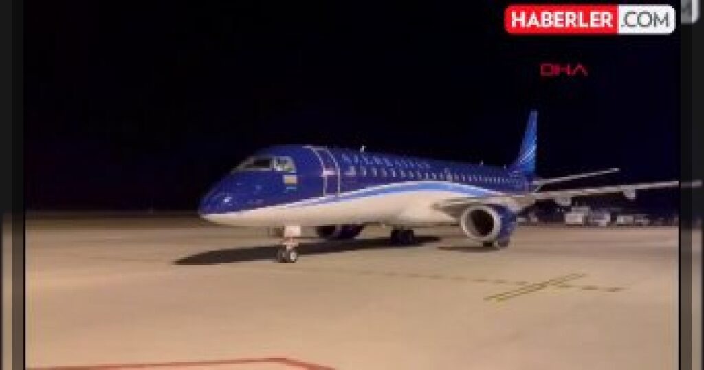 Турки с цветами встретили в Игдыре первый рейс AZAL, прибывший после закрытия аэропорта Нахчывана из-за атаки иранских дронов.