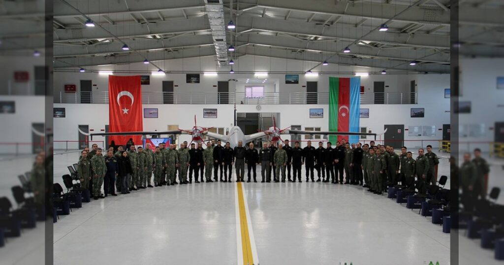 В соответствии с планом на текущий год, в учебном центре подготовки к полетам Bayraktar Teknoloji Azerbaijan при Военно-воздушных силах состоялась церемония первого выпуска курса подготовки специалистов по системе Bayraktar TB2, сообщили в Минобороны.