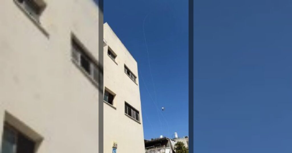 Обломки перехваченной ракеты упали в центральной части Израиля.