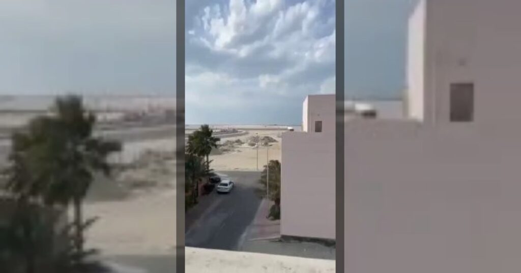 Cистема HIMARS США запускает тактические ракеты в сторону Ирана