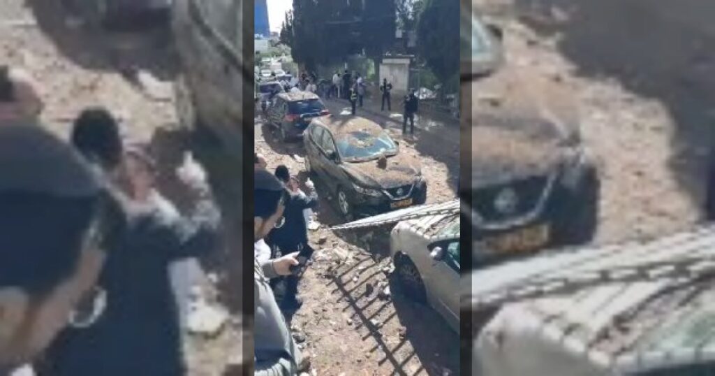 В центральной части Израиля упали осколки ракет, сообщается о пострадавших.