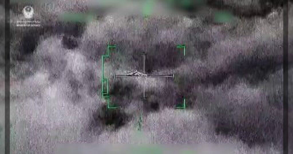 Кадры, опубликованные Минобороны ОАЭ, на которых системы ПВО перехватывают и уничтожают иранские дроны, пытавшиеся нанести удар по территории страны