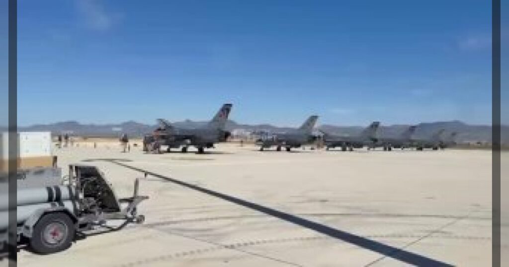 6 турецких истребителей F-16 размещены на Северном Кипре и провели демонстрационный полет после прибытия на остров.