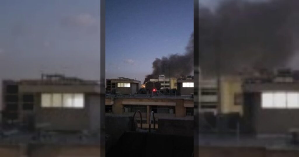 Столбы дыма после авиаударов над городом Годс в провинции Тегеран