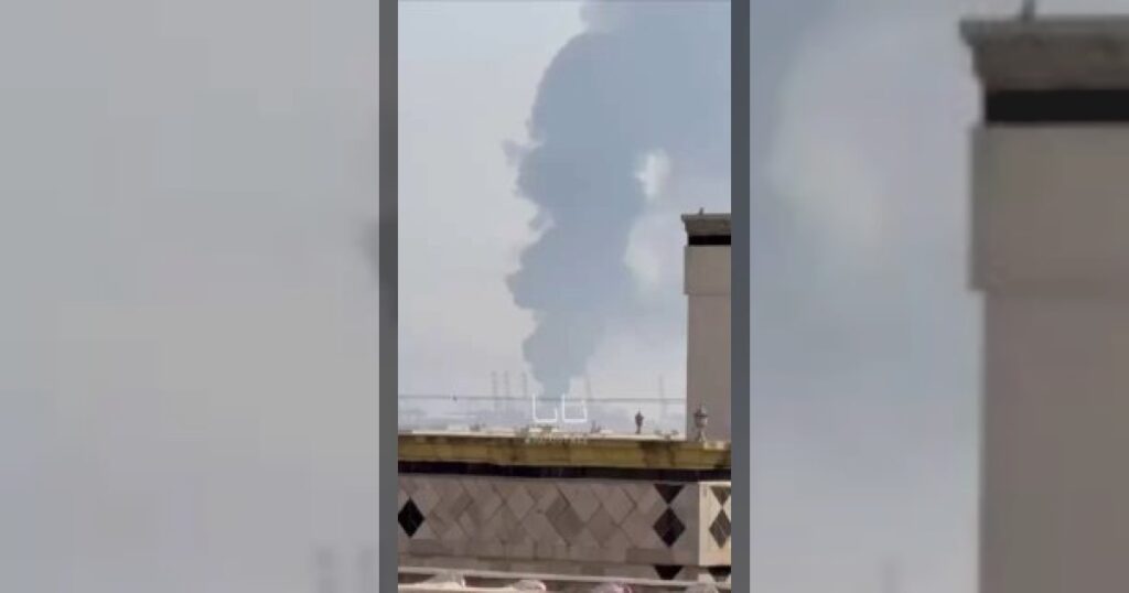 В порту Салала в Омане в результате удара повреждены нефтехранилищ