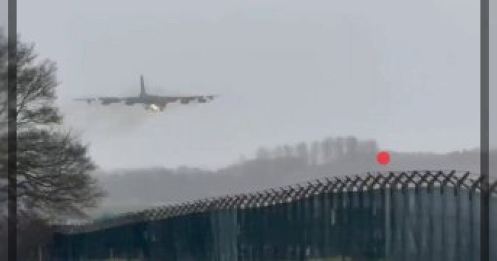 Сегодня на авиабазу Фэрфорд в Великобритании приземлились еще три стратегических американских бомбардировщика B-52.