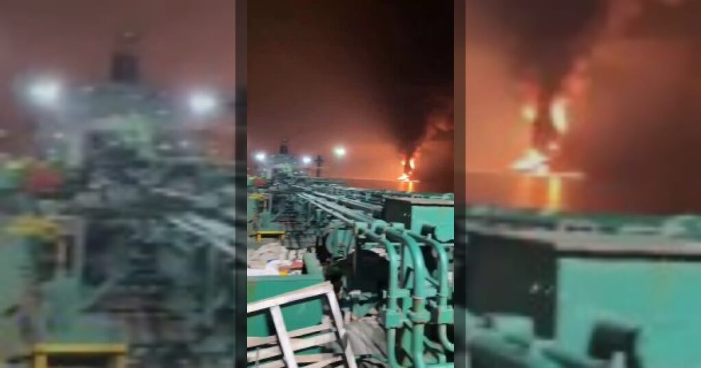 В водах ОАЭ после удара загорелся танкер США.