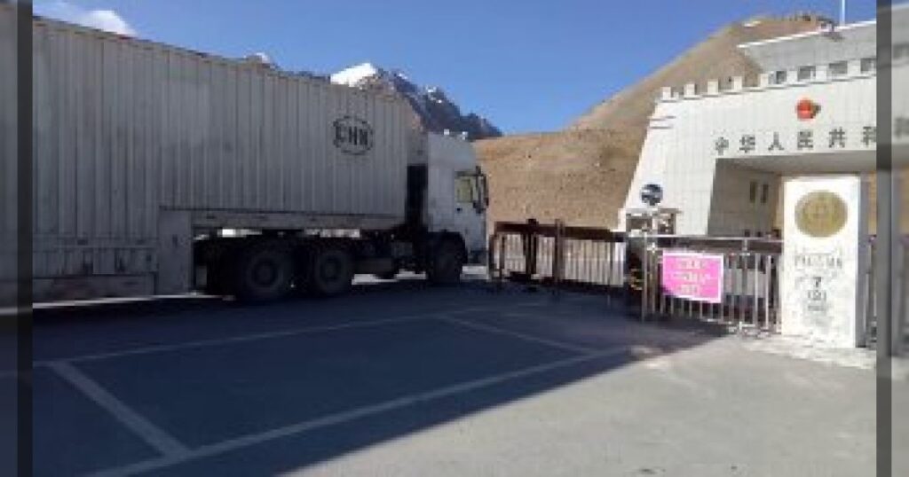 Утверждается, что около 30 китайских грузовиков пересекли границу Китая и Пакистана и направились по сухопутному маршруту в сторону Ирана.