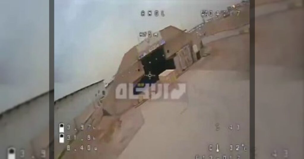 Иранские группировки, действующие в Ираке, опубликовали кадры, на которых FPV-дрон пролетает над американской военной базой «Виктория» в пригороде Багдада.