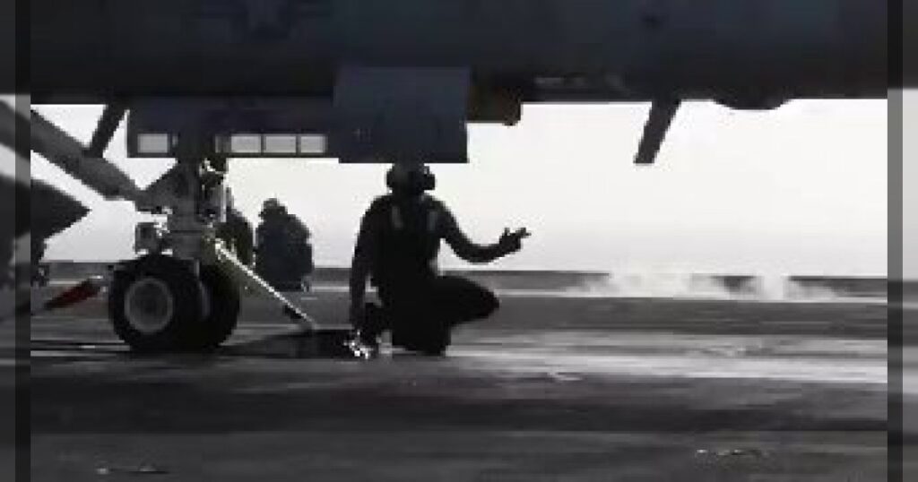 Авианосец «Авраам Линкольн» наносит удары у берегов Ирана