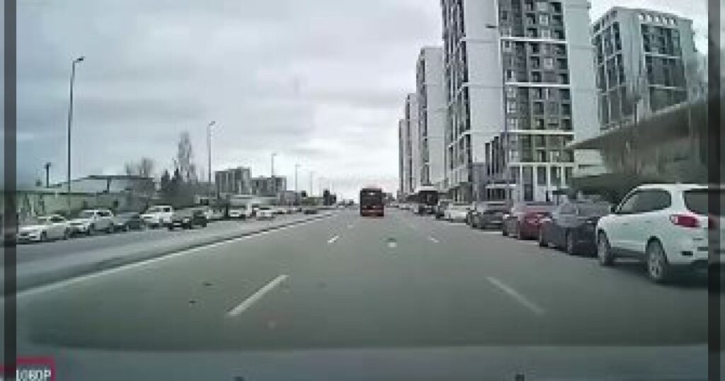 В Баку пассажирский автобус столкнулся с автомобилем «Тойота Приус».