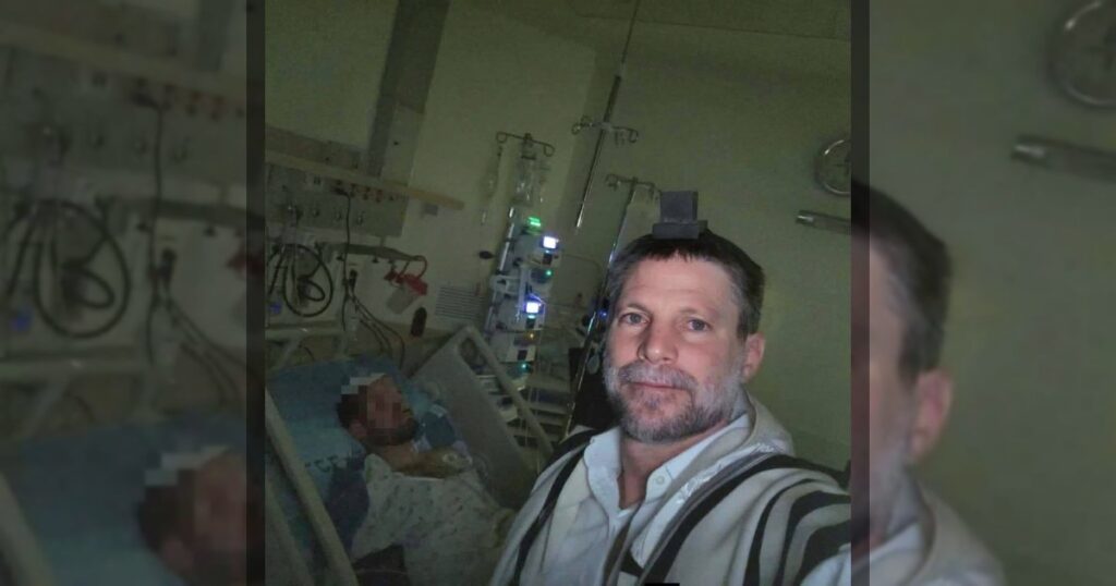 Министр финансов Бецалель Смотрич молится у постели своего сына — бойца, тяжело раненного в Ливане