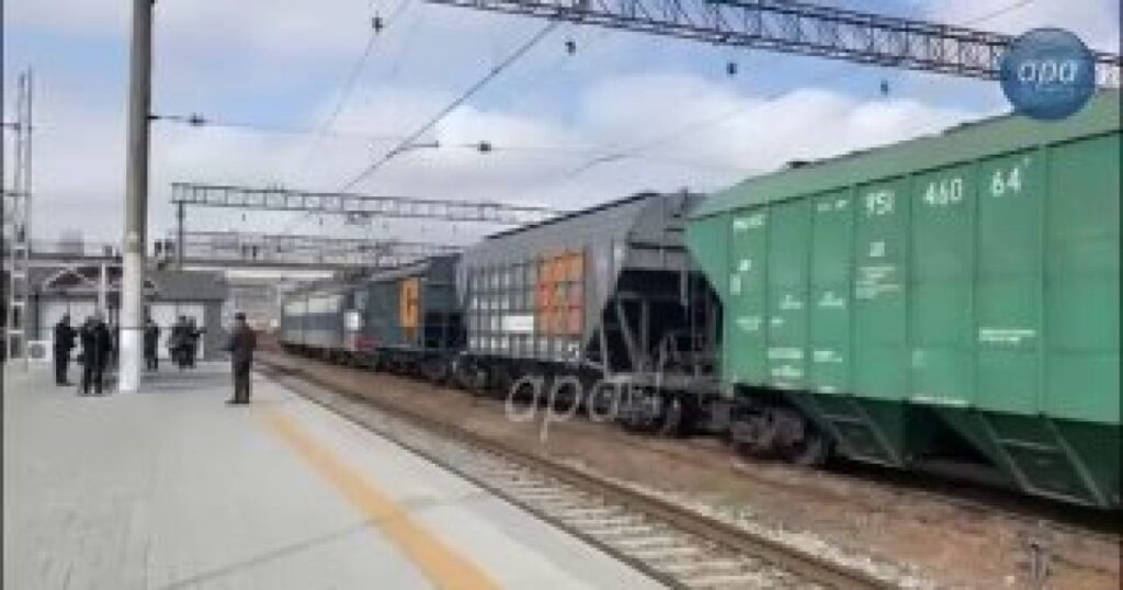 Грузовой поезд с российским зерном отправился из Баку в Армению