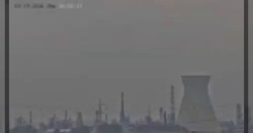 Момент удара иранской ракеты с кассетными боеприпасами по НПЗ в Хайфе