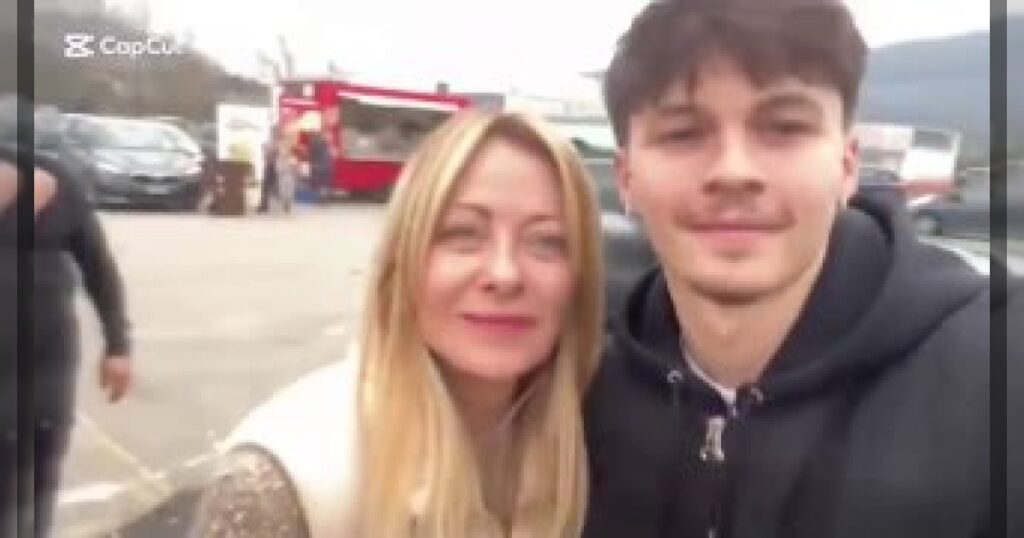 Парень сделал селфи с премьером Италии Джорджей Мелони и тут же сказал, что никогда не проголосует за её партию.