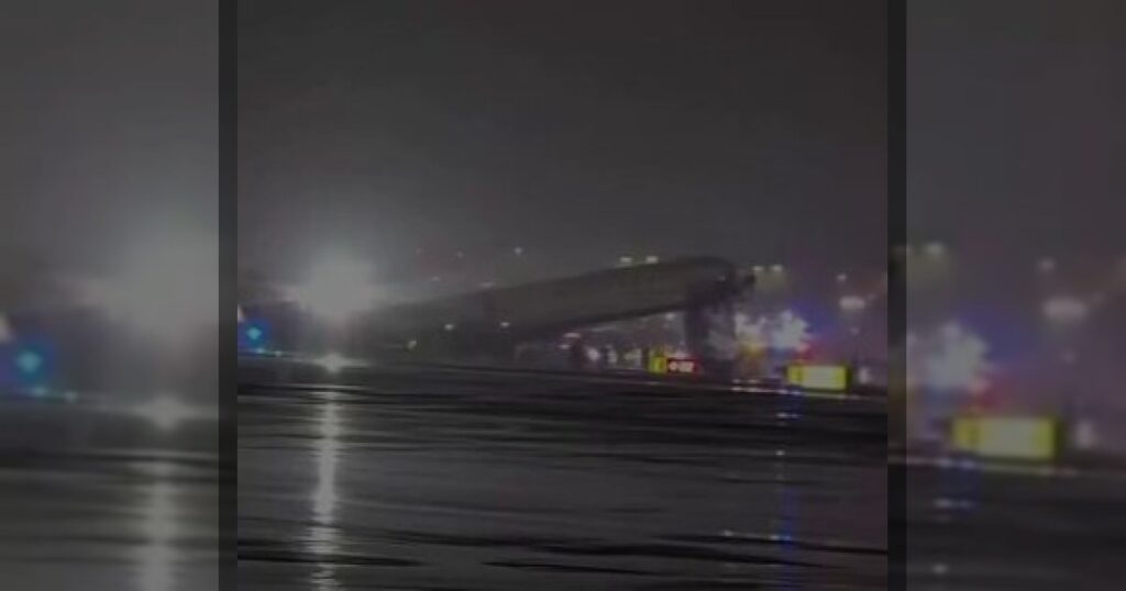 Самолёт столкнулся с пожарной машиной в Нью-Йорке: аэропорт закрыт.