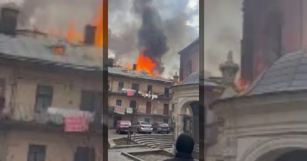 Россияне ударили по жилому дому во Львове.