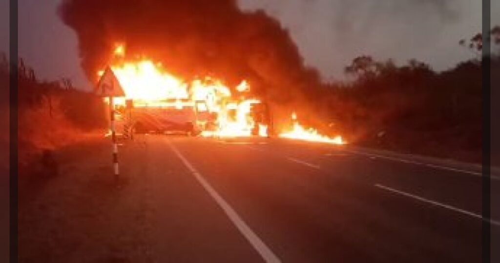 В Индии в результате столкновения автобуса с самосвалом заживо сгорели 14 человек.