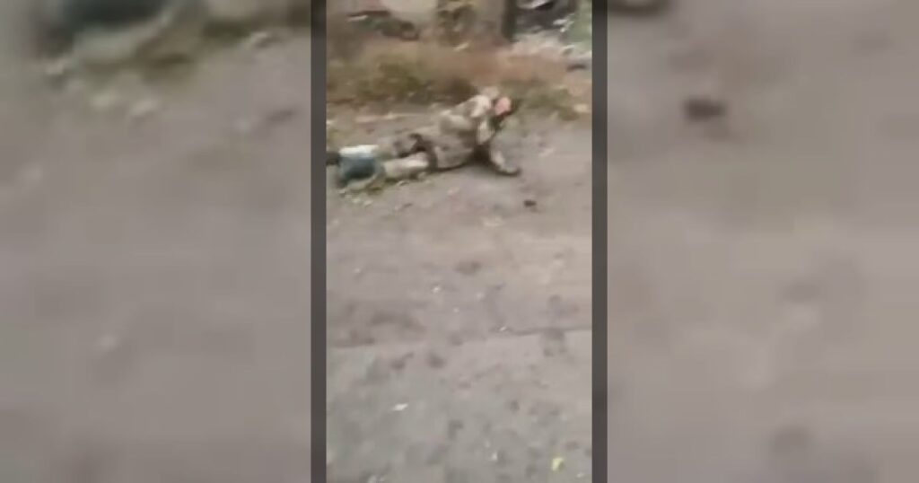 Российские солдаты расстреляли в упор раненного безоружного солдата ВСУ