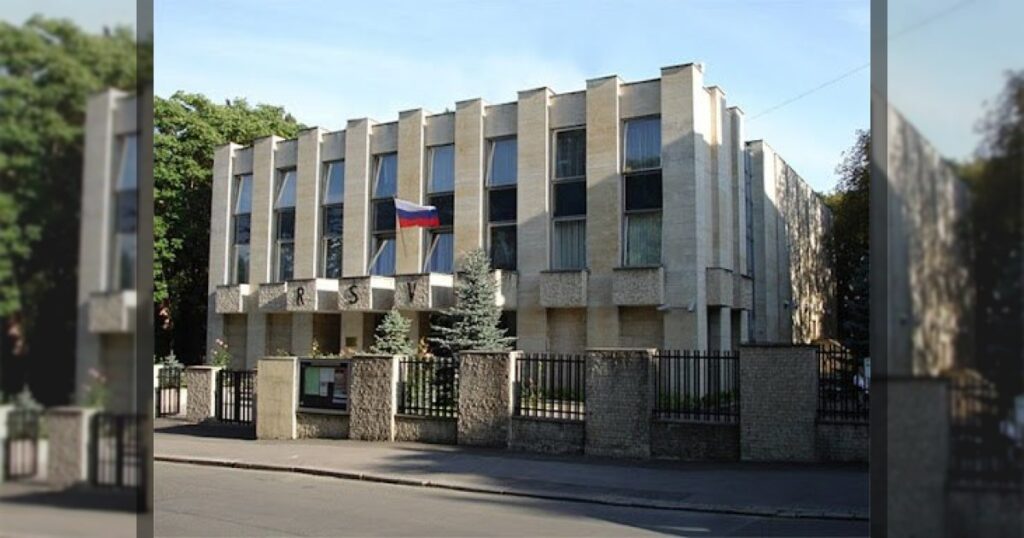 Русский дом в Праге подвергся нападению 26 марта, в здание кидали коктейли Молотова, сообщает руководитель Русского дома.