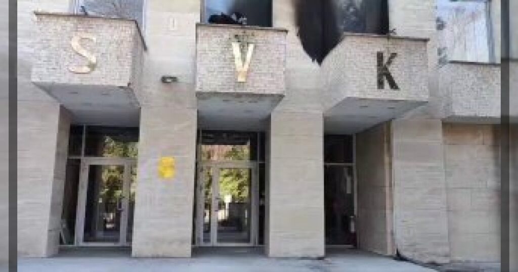 Глава Русский дом в Праге Игорь Гиренко заявил о нападении на культурный центр: в здание бросили бутылки с зажигательной смесью, часть из них не сработала. Пожара удалось избежать