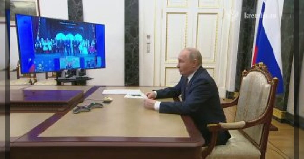 Путин по видеосвязи открывает обновлённый Азербайджанский музыкально-драматический театр в Дербенте.