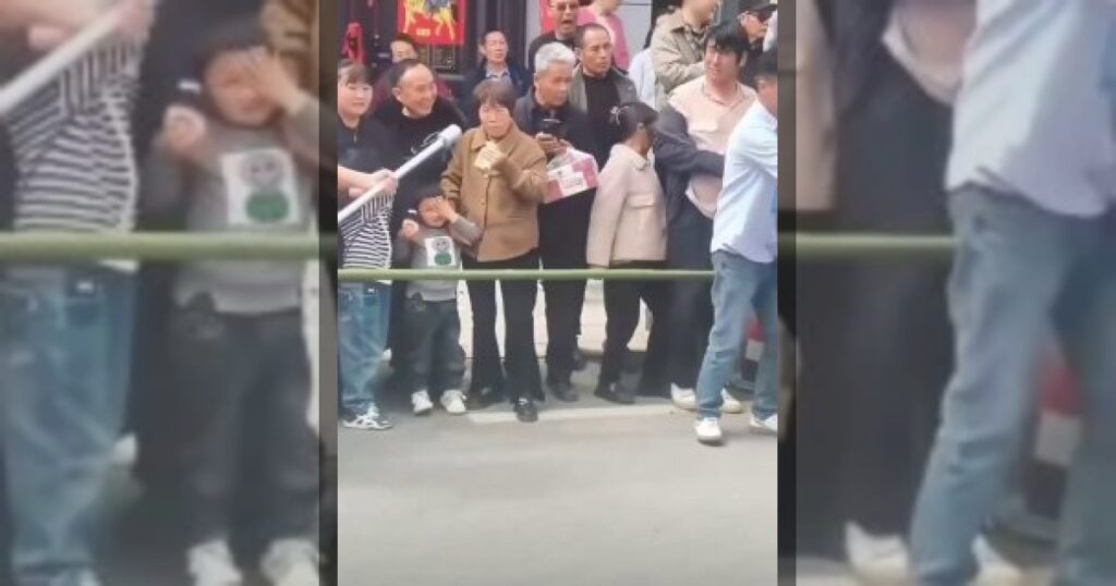 Робот-гуманоид ударил маленького ребёнка по лицу во время шоу в Китае.