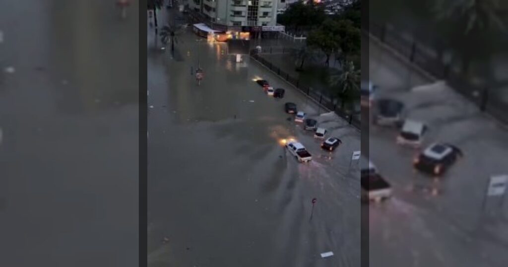 Проливные дожди — это проблема, с которой сталкиваются практически все крупные города мира. Даже при развитой инфраструктуре сильные осадки могут приводить к подтоплениям улиц, перегрузке ливневых систем и затруднению движения.