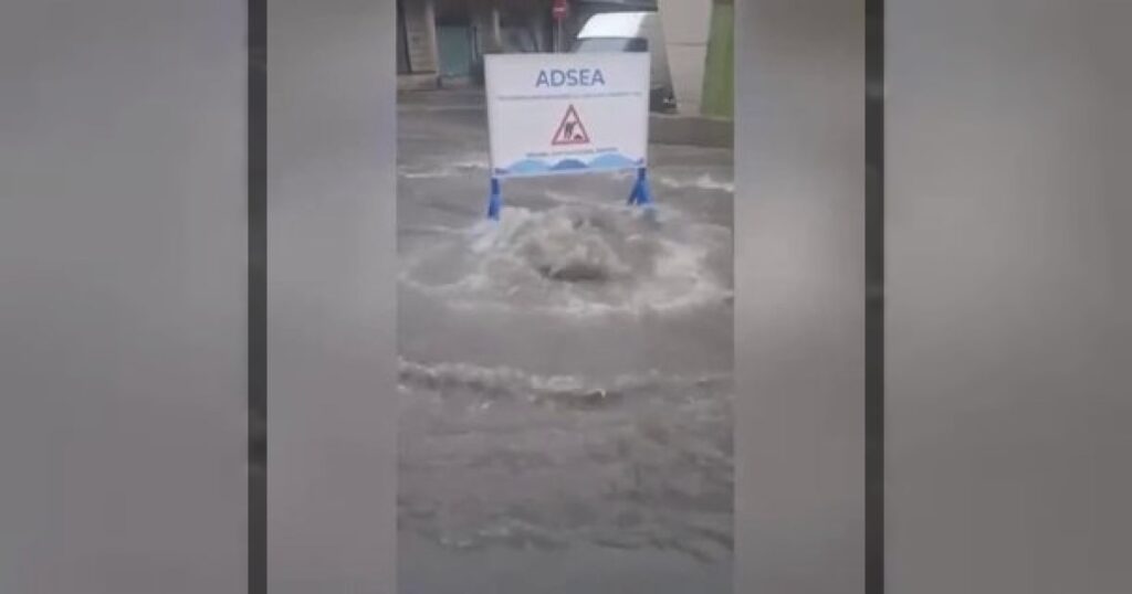 Баку уходит под воду: ливень парализовал столицу Азербайджана — зафиксированы аномальные осадки — до 247% месячной нормы, что привело к локальным подтоплениям и временным затруднениям на дорогах.