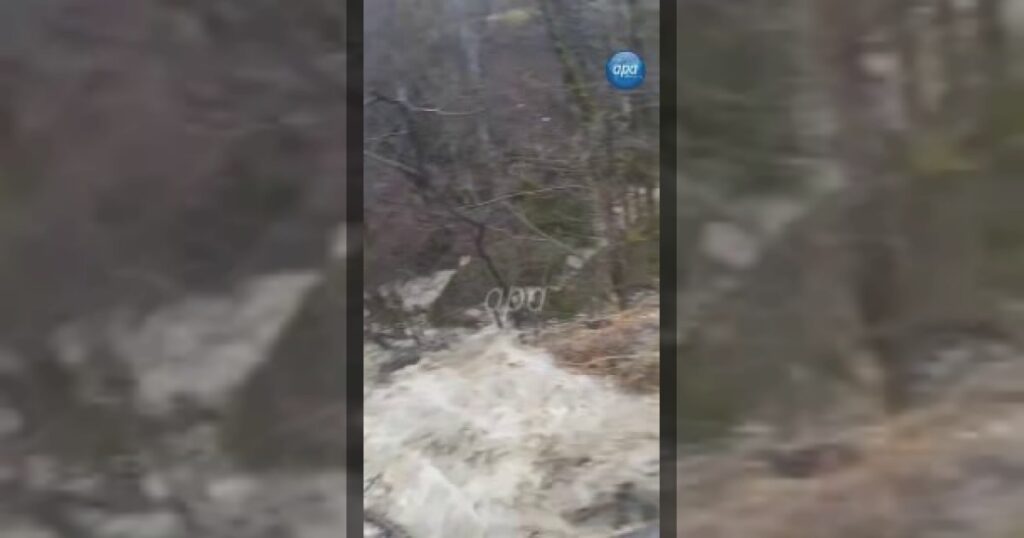 На дороге в село Хыналыг произошел обвал.