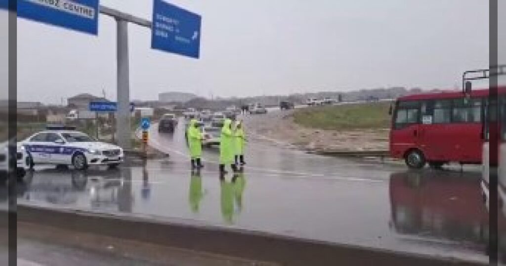 МВД Азербайджана: В связи с продолжающимися дождливыми погодными условиями сотрудники полиции в городах Баку и Сумгаит, а также в других регионах республики продолжают службу в усиленном режиме.