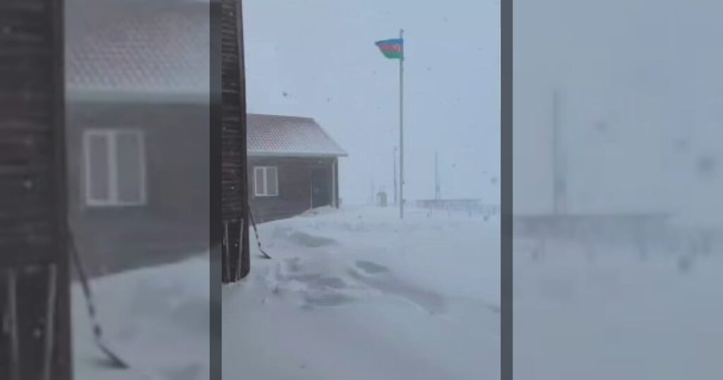 В то время как в Баку идут сильные дожди, в Гусаре — снег.