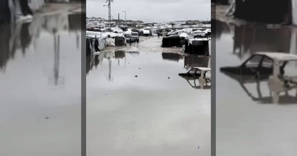 Сильные дожди в секторе Газа затопили палатки, в которых проживают тысячи перемещенных палестинцев