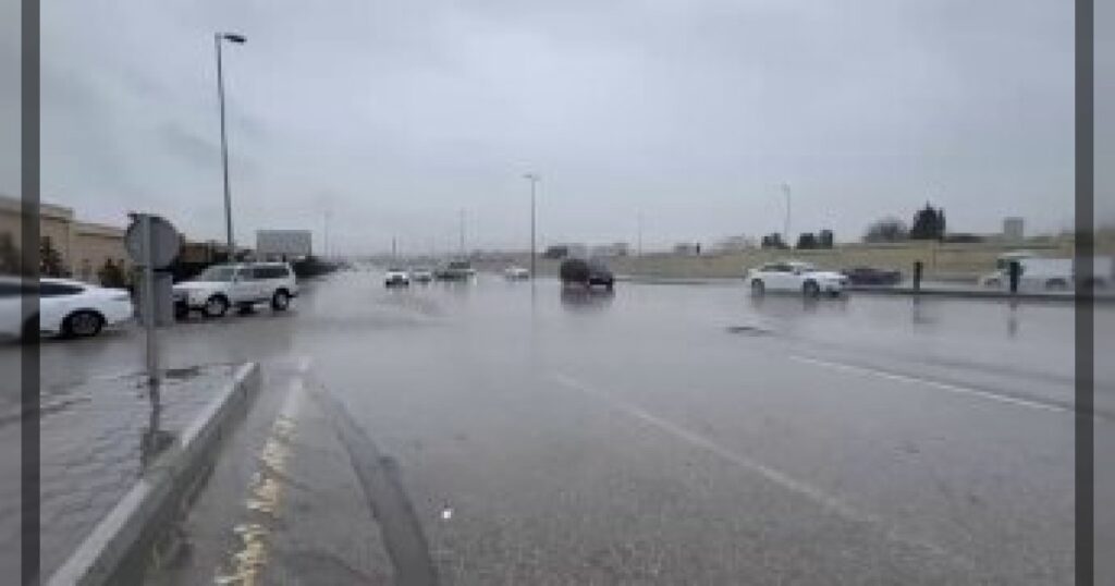 В Баку улицы освобождают от последствий затопления.