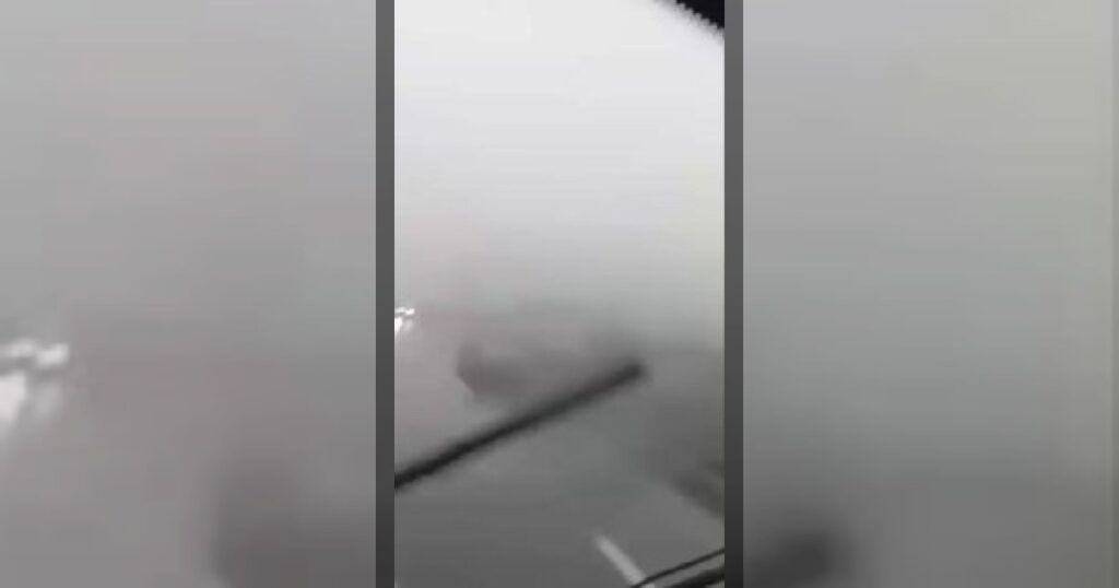 В Азербайджане сотрудники полиции оперативно пришли на помощь бригаде скорой помощи, обеспечив своевременное выполнение медицинского вызова. Благодаря их поддержке медики смогли быстрее добраться до места назначения и оказать необходимую помощь.