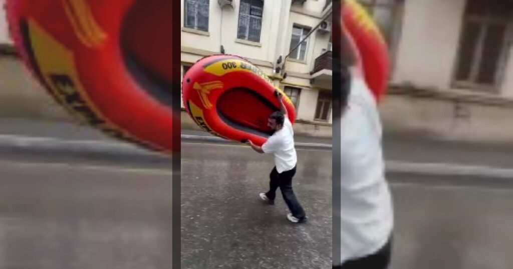 Азербайджанцы, несмотря на сложные погодные условия, всё равно умеют находить повод для юмора.