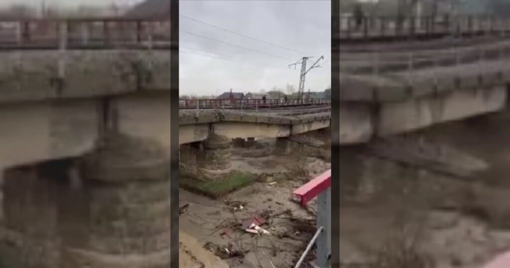Кадры обрушения ж/д моста в дагестанском Хасавюрте из-за сильных дождей