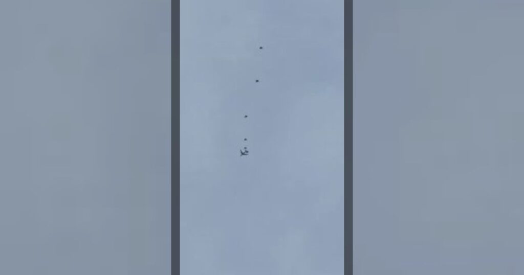 Израильский самолет-заправщик KC-707 вместе с группой из 6 истребителей F-15 ВВС Израиля были замечены над Сирией по пути к Ирану.