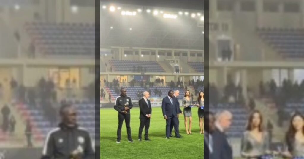 Момент вручения награды Эльвину Джафаргулиеву.