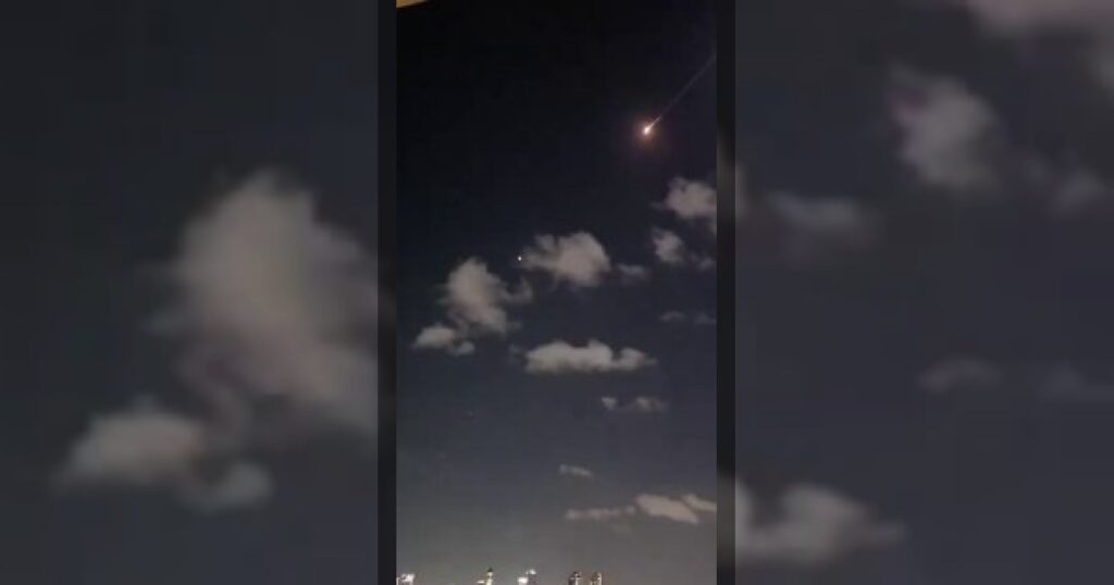 Появились редкие кадры: иранская ракета нового поколения обходит израильскую ПРО над Тель-Авивом.