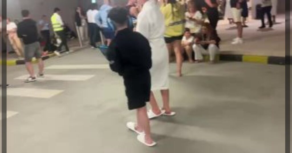 В отелях в Абу-Даби после рассылки властями оповещения о возможной ракетной угрозе началась эвакуация постояльцев. Людей просят покинуть номера и проследовать в убежища.